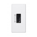 Зарядное устройство USB узкий модуль K45 5В 1.5A 230В~ белого цвета с винтовым соединением Simon K45