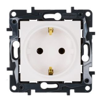 Legrand STRUCTURA Розетка 1-местная с заземлением без защитных шторок 16А белый