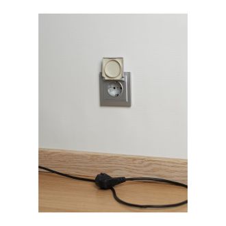 BRITE Розетка 1-местная с заземлением с защитными шторками и крышкой 16А IP44 алюминий