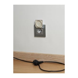 BRITE Розетка 1-местная с заземлением с защитными шторками и крышкой 16А IP20 алюминий