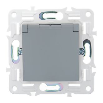 SKANDY Розетка 1-местная с заземлением с защитными шторками и крышкой 16А IP44 серый