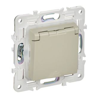 SKANDY Розетка 1-местная с заземлением с защитными шторками и крышкой 16А IP44 бежевый