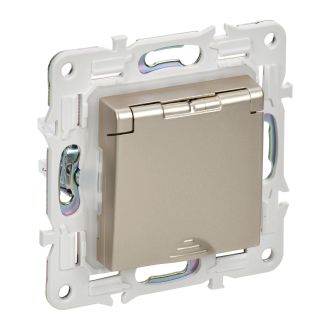 SKANDY Розетка 1-местная с заземлением с защитными шторками и крышкой 16А IP44 шампань