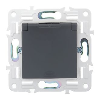 SKANDY Розетка 1-местная с заземлением с защитными шторками и крышкой 16А IP44 титан